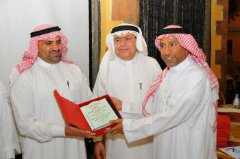 الباحث الشيوخ يسلم درعا تكريميا للكاتب الصحفي سلمان العيد ويتوسطهما الكاتب عبدالله عبدالباقي