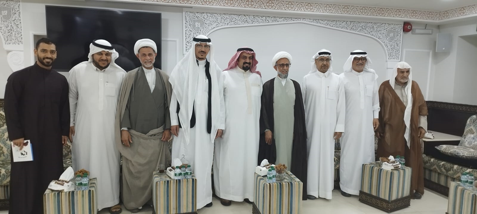 �������