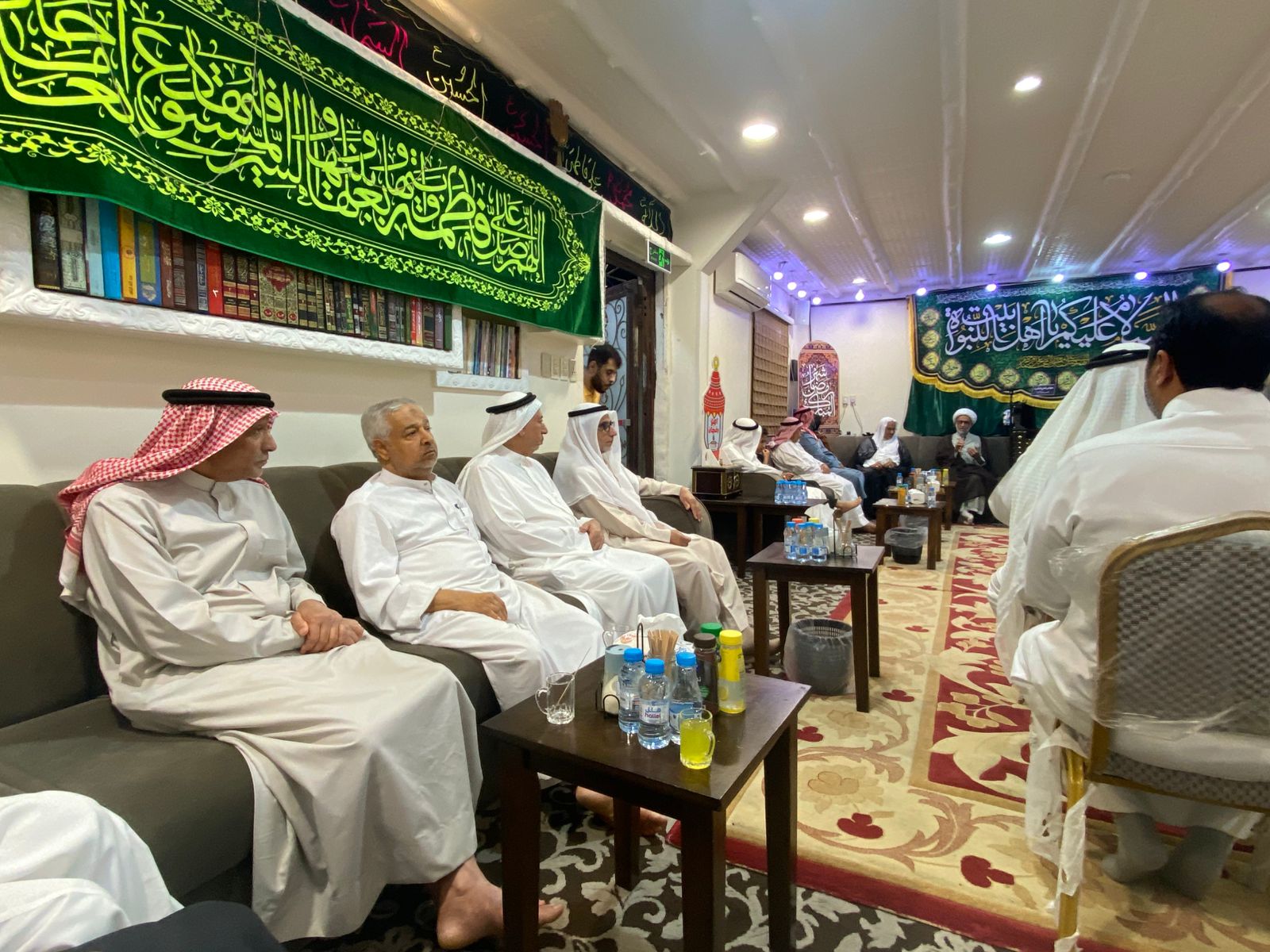 �������